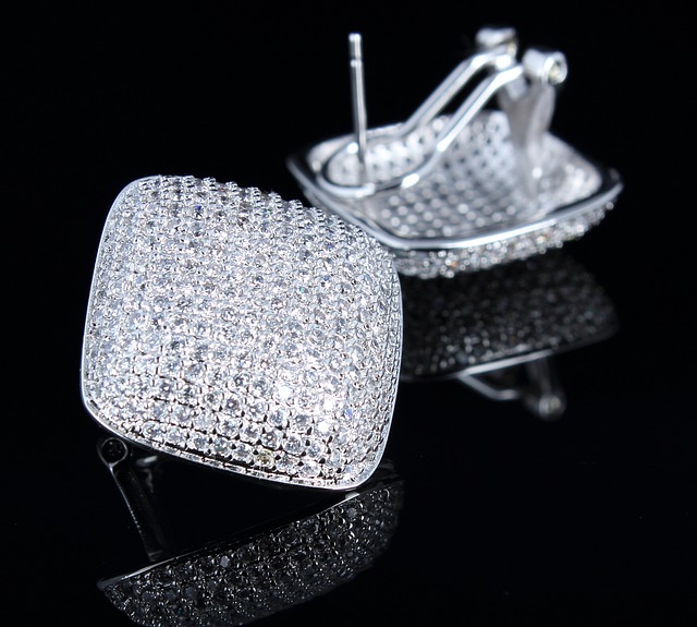 Comment nettoyer les bijoux Swarovski - Fiche pratique sur Lavise.fr Comment nettoyer les bijoux Swarovski - Fiche pratique sur Lavise.fr