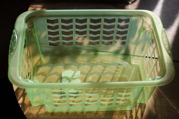 Idées pour emballer un panier à linge pour un cadeau de douche