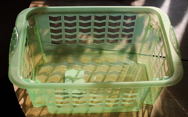 Idées pour emballer un panier à linge pour un cadeau de douche