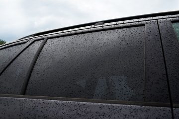 Comment fixer la teinte de la vitre de la voiture qui s'écaille ?