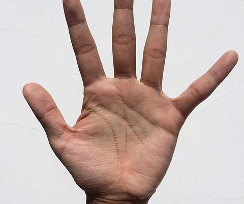 Pourquoi les doigts deviennent blancs et s'engourdissent ?