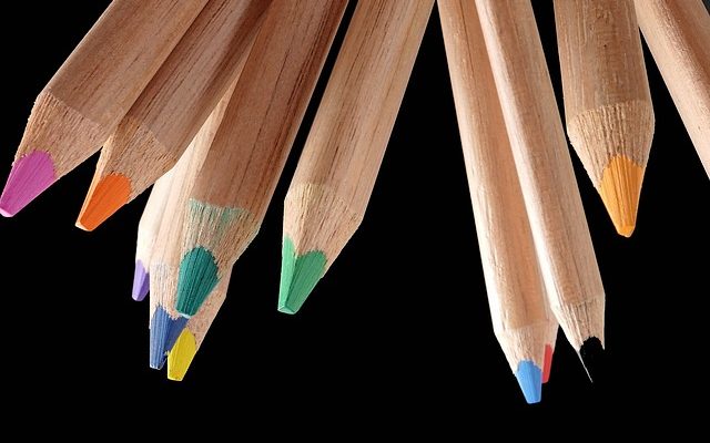 Artisanat utilisant des crayons dans un plastifieur
