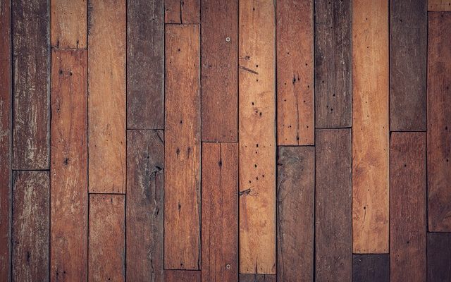 Comment fixer un copeau sur un plancher de bois laminé