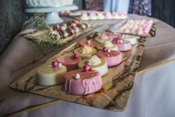 Idées d'arrangements floraux frais sur un gâteau de mariage