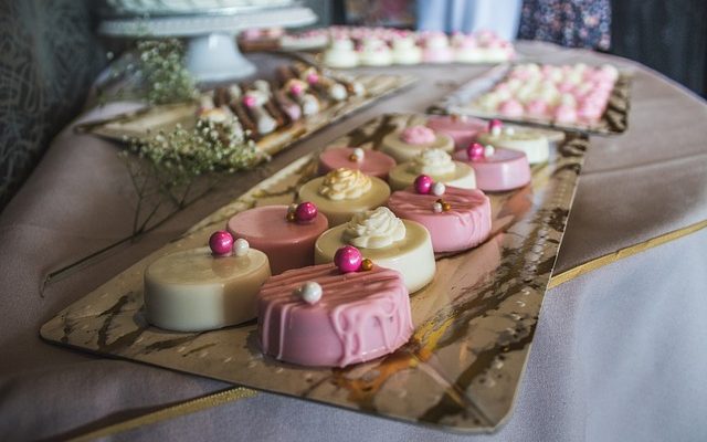 Idées d'arrangements floraux frais sur un gâteau de mariage