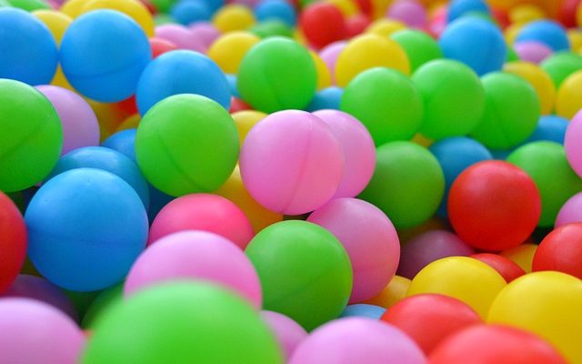 Jeux de balle en salle pour les enfants