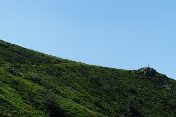 Quelle est la distance entre les montants muraux ?