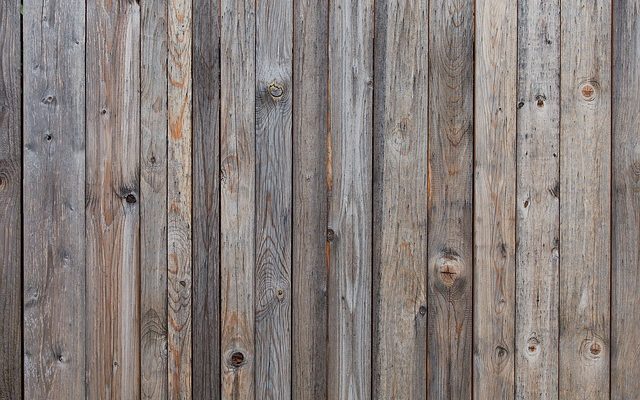 Comment installer des panneaux de clôture en bois à l'aide des poteaux de clôture en bois existants.