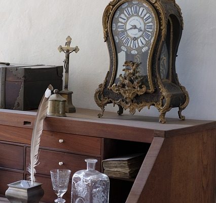 Comment ajuster le pendule de l'horloge à coucou pour garder l'heure exacte par temps chaud.