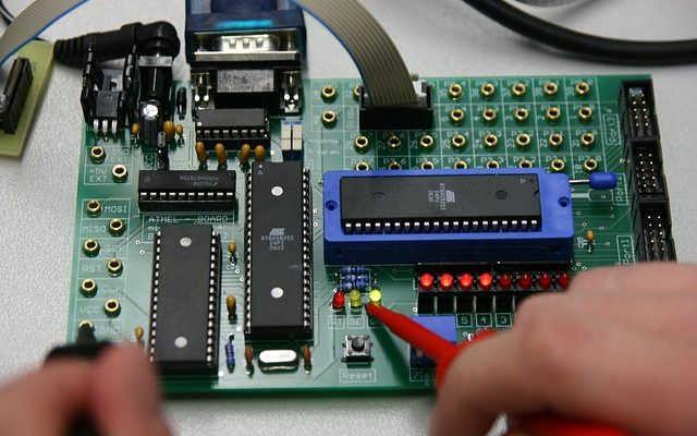 Comment connecter le modulateur RF au satellite ?