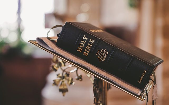 Comment décorer la façade d'une église pour un mariage