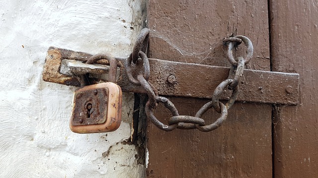 Comment déverrouiller une porte avec un cintre à manteau