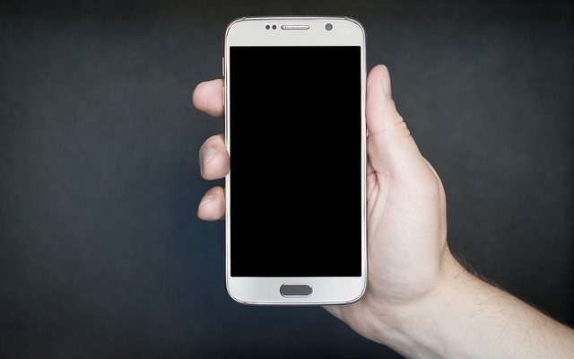 Comment enlever la graisse de l'écran du téléphone