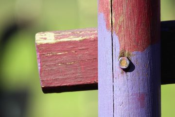 Comment peindre les poteaux de clôture en béton