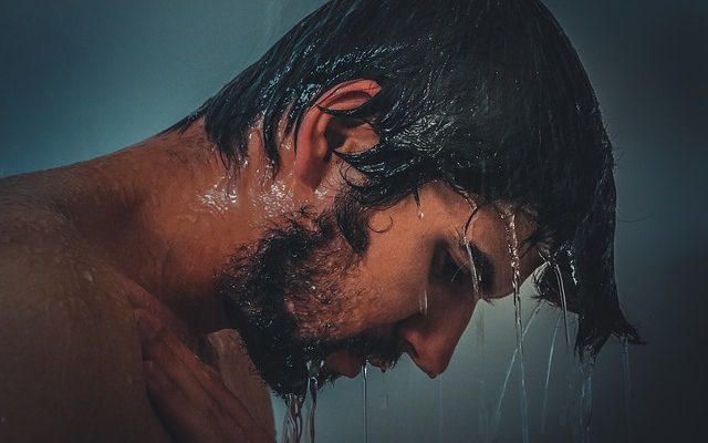 Comment sceller un bac à douche