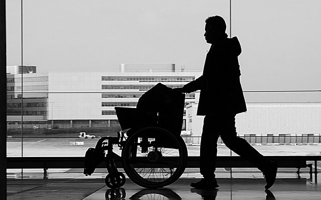 Comment transformer une chaise roulante en chaise stationnaire