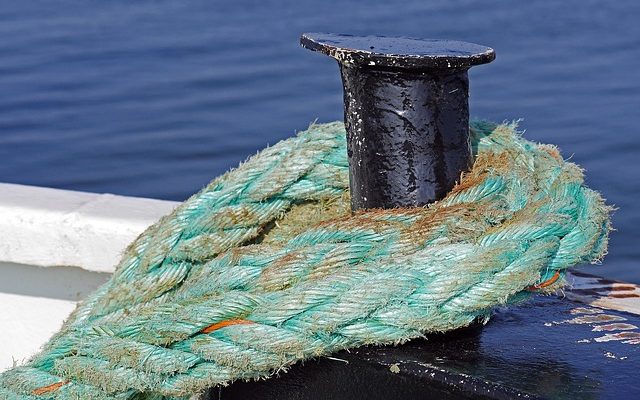 Comment accrocher une corde à linge aux roues et aux broches de la poulie