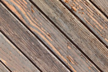 Comment niveler un plancher en jumelant des solives de bois.