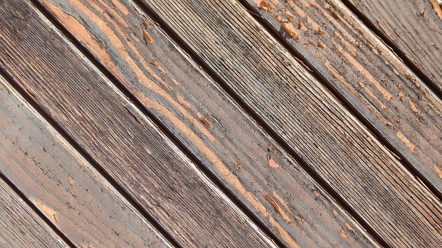 Comment niveler un plancher en jumelant des solives de bois.
