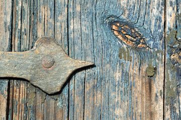 Comment puis-je régler les charnières pour régler les problèmes de portes intérieures ?