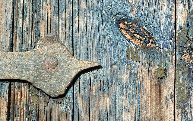 Comment puis-je régler les charnières pour régler les problèmes de portes intérieures ?