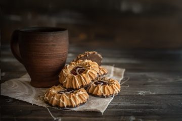 Des fruits et des noix qui poussent dans un sol argileux.