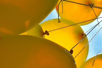 Artisanat à faire avec des cordes et des ballons creux.