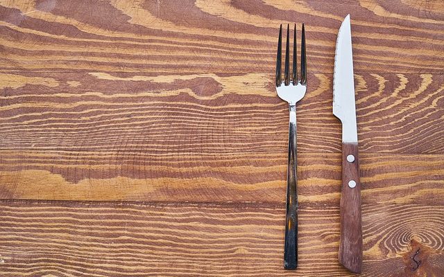 Comment enlever les taches de graisse d'une planche à découper en bois