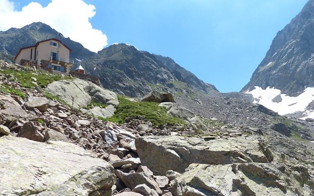 Comment faire une hutte avec des bâtons