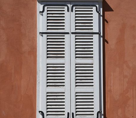 Comment réparer une porte de douche à charnière