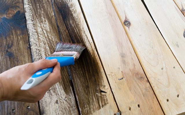 Comment teindre les planches de plancher en pin