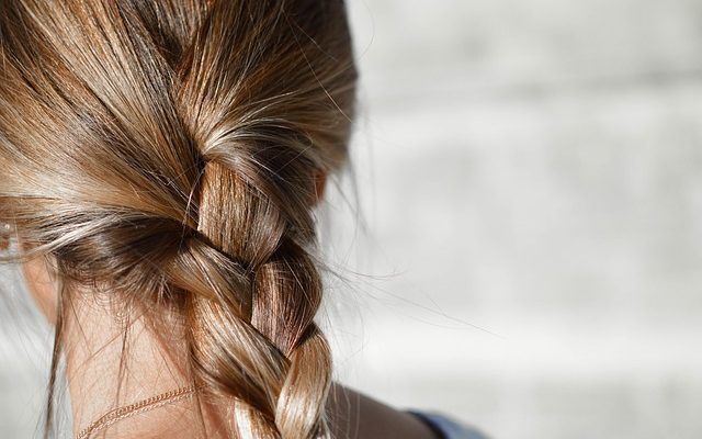 Comment utiliser les nettoyeurs de tuyaux dans les cheveux