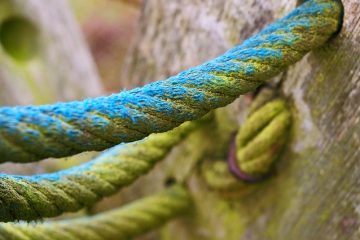 Comment faire pour accrocher la tringle à rideaux