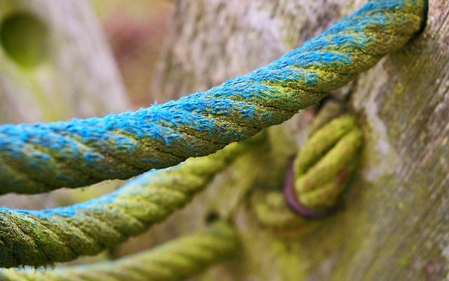 Comment faire pour accrocher la tringle à rideaux