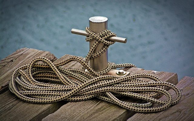Comment faire un collier avec un cordon de cuir à nœud coulissant réglable.
