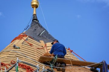 Comment installer une toiture métallique à l'aide de vis