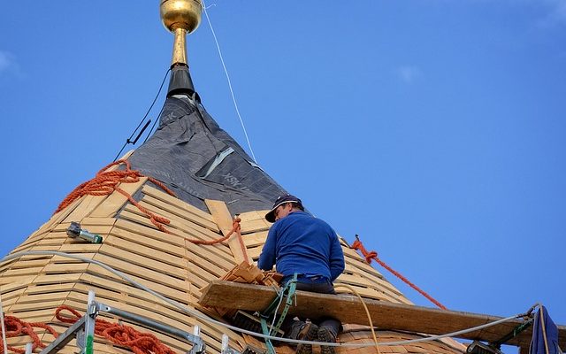 Comment installer une toiture métallique à l'aide de vis