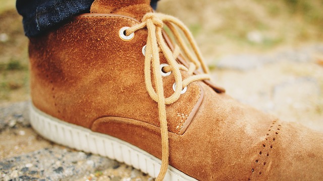 Comment nettoyer les chaussures en daim avec des taches de denim