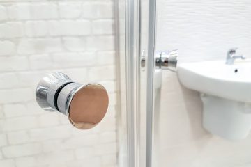 Comment réparer une paroi de douche en verre qui fuit