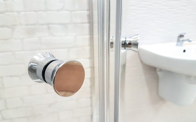 Comment réparer une paroi de douche en verre qui fuit