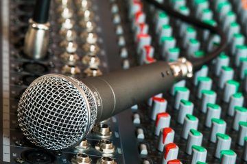 Comment connecter un microphone à un système de théâtre