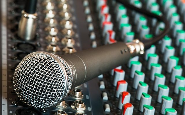 Comment connecter un microphone à un système de théâtre