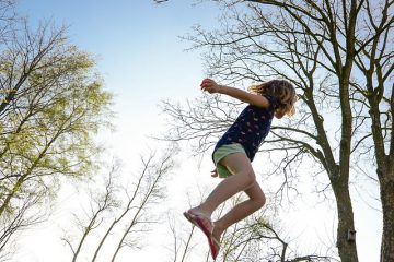 Comment nettoyer les résidus noirs sur les tapis de trampoline