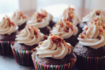 Idées pour décorer un gâteau à l'éponge sans crème.