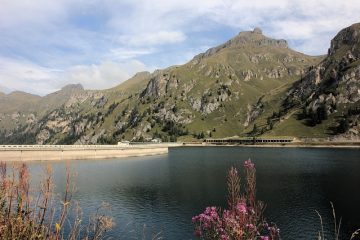 Procédé pour sceller des fissures dans un goulot de remplissage d'un réservoir de gaz combustible