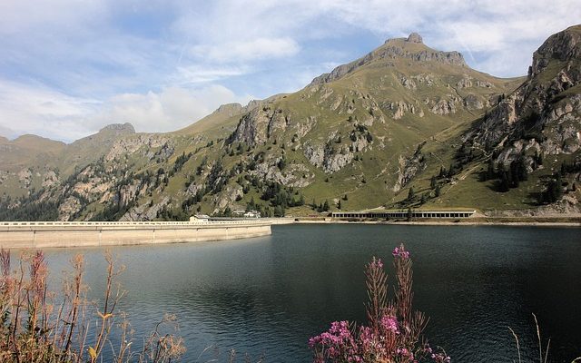 Procédé pour sceller des fissures dans un goulot de remplissage d'un réservoir de gaz combustible