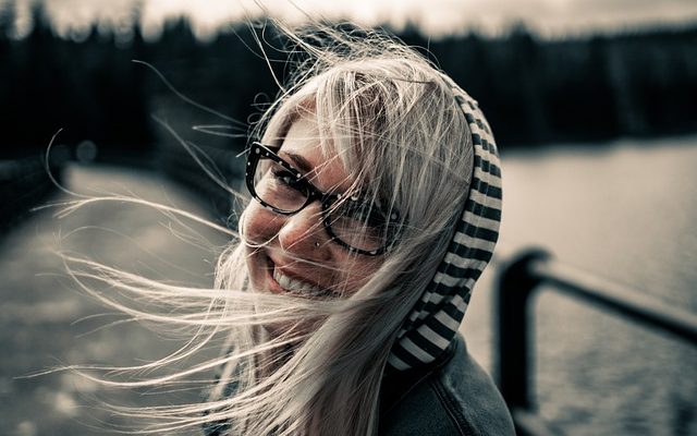 Coiffure pour les femmes de plus de 50 ans avec lunettes.