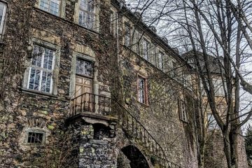 Décoration d'un mur de cage d'escalier