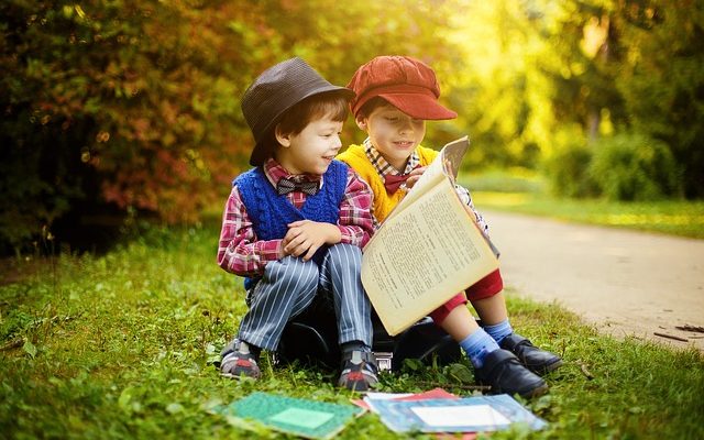 Que disent les théoriciens au sujet de l'enseignement de la lecture aux enfants ?