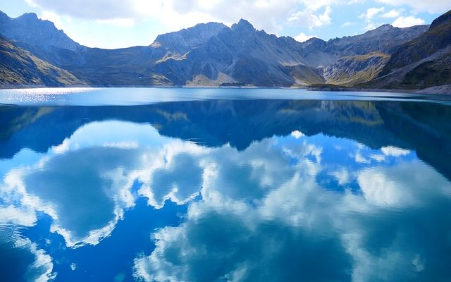 Qu'est-ce qui fait que les toilettes font du bruit quand on tire la chasse d'eau ?